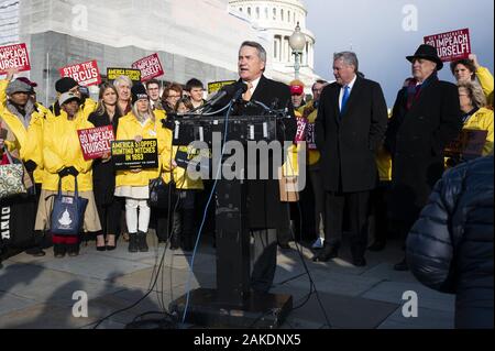 Washington, DC, USA. 8 Jan, 2020. Januar 8, 2020 - Washington, DC, USA: US-Vertreter JODY HICE (R-GA) diskutieren Anklage vor dem U.S. Capitol. Quelle: Michael Brochstein/ZUMA Draht/Alamy leben Nachrichten Stockfoto