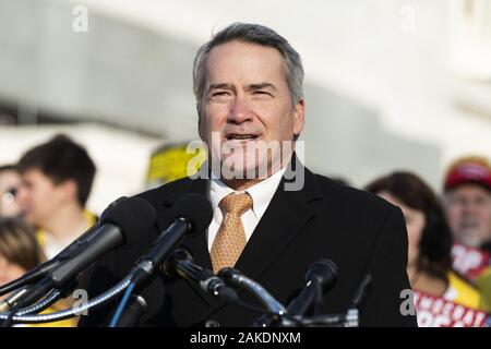 Washington, DC, USA. 8 Jan, 2020. Januar 8, 2020 - Washington, DC, USA: US-Vertreter JODY HICE (R-GA) diskutieren Anklage vor dem U.S. Capitol. Quelle: Michael Brochstein/ZUMA Draht/Alamy leben Nachrichten Stockfoto