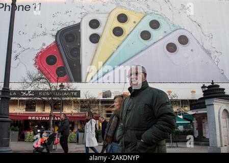 Ein großer Apple Iphone 11 Werbung in Spanien gesehen. Stockfoto