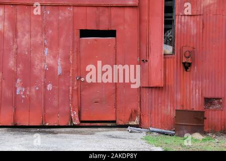 Red Barn alten, verlassenen Bauernhof Tür Fass Stockfoto