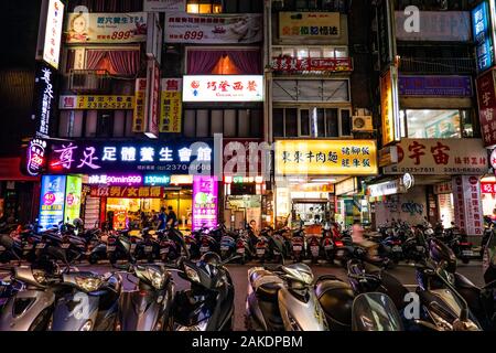 Unzählige Motorroller säumen die Straßen von Taipei Stockfoto