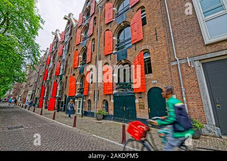 Amsterdam Fahrräder in alten gepflasterten Straße im Stadtzentrum Stockfoto