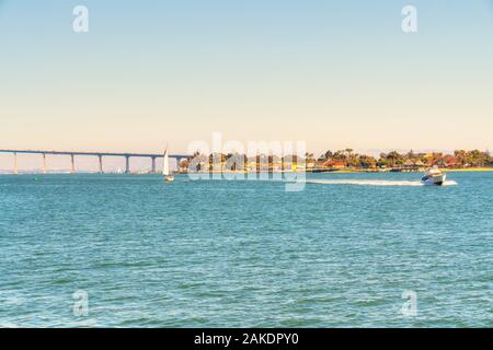 San Diego Waterfront mit Coronado Bay Bridge im Hintergrund Stockfoto