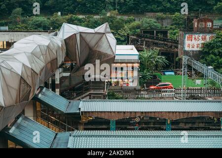 Das Bahnhofsgebäude und die Fußgängerüberführung in Houtong Cat Village, Ruifang District, Taiwan Stockfoto