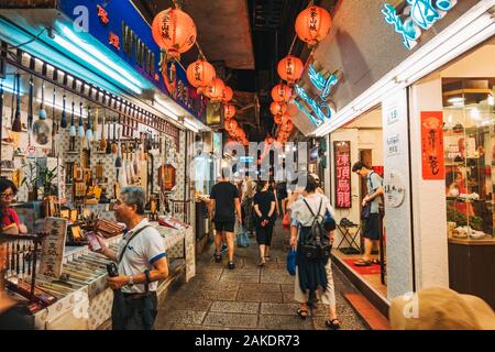 Laternen hängen an den engen Marktstraßen der Jiufen Old Street, einem beliebten Touristenziel in der Nähe von Taipei, Taiwan Stockfoto