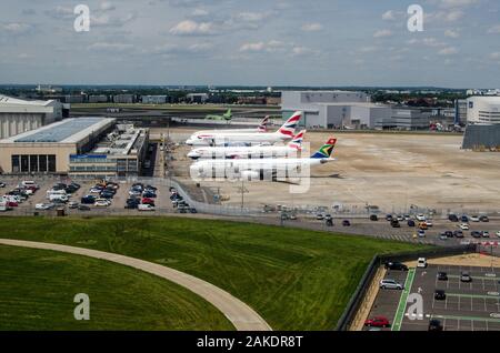 London, Großbritannien - 22. 2019: Flugzeuge von Südafrikanischen und British Airways auf dem Betriebshof am Flughafen Heathrow, London geparkt. Von ab gesehen Stockfoto