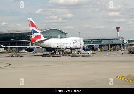 London, UK, 22. Mai 2019: Eine British Airways - Boeing 747 Jumbo Jet, im Terminal 5 des Londoner Flughafens Heathrow an einem sonnigen Sommertag geparkt. Stockfoto