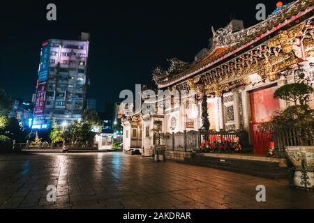 Eintritt zum Lungshan-Tempel in der Nacht, Taipeh, Taiwan. Erbaut in den 1700 Jahren für buddhistische und taoistische Philosophien Stockfoto