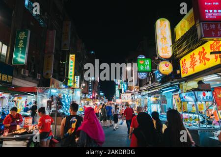 Der Nachtmarkt der Guangzhou Street in der Nacht in Taipeh, Taiwan, lebt Stockfoto