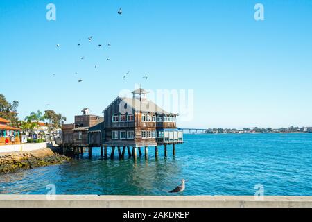 San Diego, Kalifornien/USA - August 14, 2019 San Diego Pier Cafe. Einzigartige Atmosphäre direkt am Wasser. Cafe im Seaport Village, Marina Distri entfernt Stockfoto