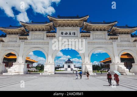 Peering durch den leuchtend weißen Liberty-Platz-Bogen in der Chiang Kai-shek Memorial Hall, Taipeh, Taiwan Stockfoto