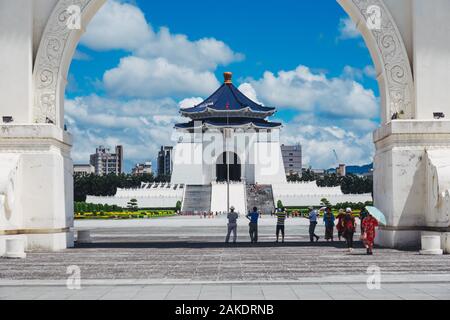 Peering durch den leuchtend weißen Liberty-Platz-Bogen in der Chiang Kai-shek Memorial Hall, Taipeh, Taiwan Stockfoto