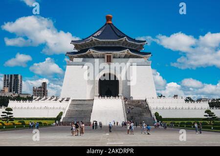 Touristen besuchen die National Chiang Kai-shek Memorial Hall, ein weißes Gebäude am Liberty Square, Taipeh Stockfoto