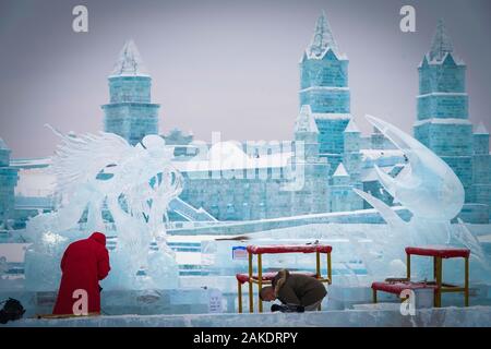 Harbin, Heilongjiang Provinz Chinas. 8 Jan, 2020. Bildhauer arbeiten an der Harbin Eis und Schnee Welt in Harbin, im Nordosten der chinesischen Provinz Heilongjiang, Jan. 8, 2020. Credit: Wang Song/Xinhua/Alamy leben Nachrichten Stockfoto