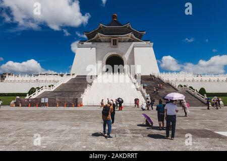 Touristen besuchen die National Chiang Kai-shek Memorial Hall, ein weißes Gebäude am Liberty Square, Taipeh Stockfoto