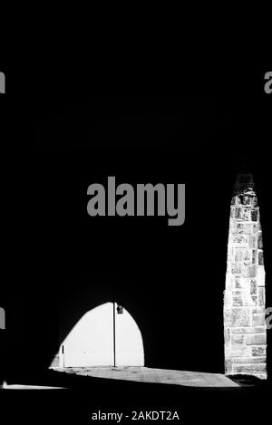 Eine abstrakte schwarz-weiß Bild zeigt drei Formen von Licht auf einem schwarzen Hintergrund. Stockfoto