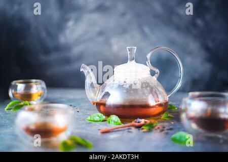 Morgen teatime Header, gemütlichen Glas Tee mit Blättern und Dampfleistung eingestellt Stockfoto
