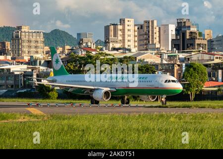 Ein EVA Air Airbus A321 wird an einem sonnigen Abend am Songshan Airport in Taipeh zum Start gebracht Stockfoto