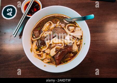 Eine Schüssel mit taiwanesischen Rindernudeln im Lao Shandong Hausgemachte Nudeln, eines von mehreren Taipei Restaurants, die das Bib Gourmand des Michelin Guide erhalten Stockfoto