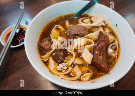 Eine Schüssel mit taiwanesischen Rindernudeln im Lao Shandong Hausgemachte Nudeln, eines von mehreren Taipei Restaurants, die das Bib Gourmand des Michelin Guide erhalten Stockfoto