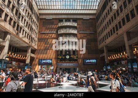 Das Innere der Fahrkartenhalle im Bahnhof Taipeh, dem Hauptbahnhof in Taipeh, Taiwan Stockfoto