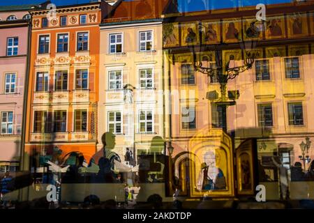 Bunte Hausfassaden spiegeln sich in einem Schaufenster, Krakau, Polen Stockfoto