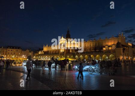 Marktplatz der Altstadt in Krakau, Polen, bei Nacht Stockfoto