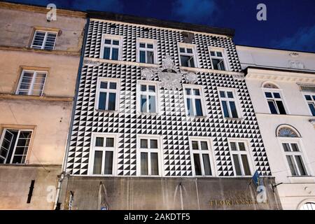 Abstraktes Design an einer Gebäudefassade in Krakau, Polen Stockfoto