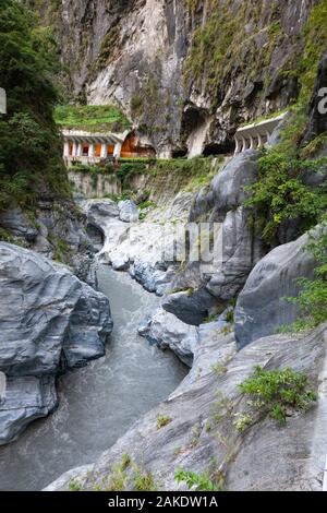 Der neue Tunnel mit Neun Kurven im Taroko-Nationalpark, Taiwan, der im Juni 2019 nach 6 Jahren Bauarbeiten zur Modernisierung wiedereröffnet wurde Stockfoto