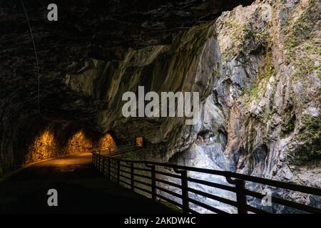 Der neue Tunnel mit Neun Kurven im Taroko-Nationalpark, Taiwan, der im Juni 2019 nach 6 Jahren Bauarbeiten zur Modernisierung wiedereröffnet wurde Stockfoto