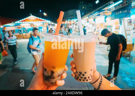 Die Hände der Touristen halten Taiwanesische Bubble Tea an Dongdamen Nachtmarkt, Hualien, Taiwan Stockfoto