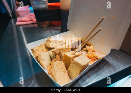Eine Nahaufnahme von einem Fach an frisch zubereiteten stinky Tofu, aus einer Street Food Warenkorb in Hengchun County, Taiwan Stockfoto