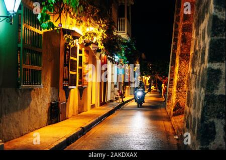 Kolumbien, Cartagena - Mai, 2019 Nacht Bild der menschenleeren Straßen der Altstadt von Cartagena Stockfoto