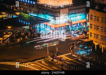 Lange Belichtung einer Kreuzung vor Tainan Bahnhof, Tainan City, Taiwan, als Verkehr beginnt sich zu bewegen Stockfoto