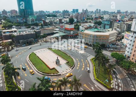 Auf Verkehr, als es um den Kreisverkehr vor Tainan Bahnhof, Tainan City, Taiwan geht Stockfoto