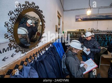 28 November 2019, Sachsen-Anhalt, Sangerhausen: Teilnehmer einer Exkursion bereiten sich auf die Prüfung der Wettelrode reed Welle. Seit etwa 20 Jahren das Museum 'ErlebnisZentrum Bergbau Röhrigschacht Wettelrode' bietet hat längere Ausflüge im Untergrund in einer Tiefe von etwa 300 m. Vor kurzem wurde eine neue Tour gestartet wurde, in denen ein Teil der Strecke durch die Kanus abgedeckt ist. Die ersten Bergleute graben begann für Kupfererz in der Mansfelder Land etwa vor 800 Jahren. Ab dem Jahr 1750 ff., intensive Bergbau wurde durchgeführt. Insgesamt etwa 2,6 Millionen Tonnen Kupfer ein Stockfoto