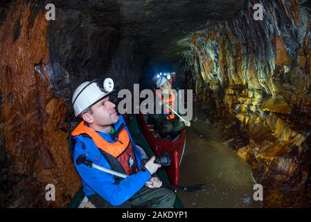 28 November 2019, Sachsen-Anhalt, Sangerhausen: Teilnehmer einer Exkursion mit Kanus zu navigieren die Wettelrode reed Welle. Seit etwa 20 Jahren das Museum 'ErlebnisZentrum Bergbau Röhrigschacht Wettelrode' bietet hat längere Ausflüge im Untergrund in einer Tiefe von etwa 300 m. Vor kurzem wurde eine neue Tour gestartet wurde, in denen ein Teil der Strecke durch die Kanus abgedeckt ist. Die ersten Bergleute graben begann für Kupfererz in der Mansfelder Land etwa vor 800 Jahren. Ab dem Jahr 1750 ff., intensive Bergbau wurde durchgeführt. Insgesamt wurden rund 2,6 Millionen Tonnen Kupfer und 14,213 Tonnen Stockfoto