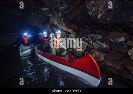 28 November 2019, Sachsen-Anhalt, Sangerhausen: Teilnehmer einer Exkursion mit Kanus zu navigieren die Wettelrode reed Welle. Seit etwa 20 Jahren das Museum 'ErlebnisZentrum Bergbau Röhrigschacht Wettelrode' bietet hat längere Ausflüge im Untergrund in einer Tiefe von etwa 300 m. Vor kurzem wurde eine neue Tour gestartet wurde, in denen ein Teil der Strecke durch die Kanus abgedeckt ist. Die ersten Bergleute graben begann für Kupfererz in der Mansfelder Land etwa vor 800 Jahren. Ab dem Jahr 1750 ff., intensive Bergbau wurde durchgeführt. Insgesamt wurden rund 2,6 Millionen Tonnen Kupfer und 14,213 Tonnen Stockfoto