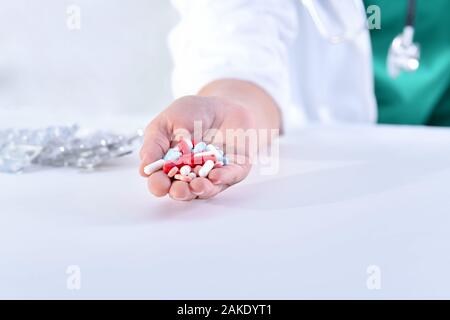 Nahaufnahme der Hand eines Arztes mit verschiedenen Medikamenten Stockfoto