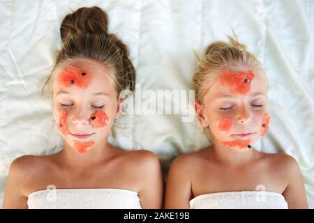 Schöne Mädchen mit Gesichtsmaske von Haferflocken. Ansicht von oben. Stockfoto