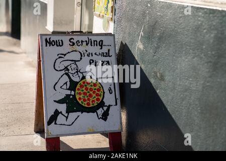 Jetzt dient der persönlichen pizza Schild vor der Pizzeria Restaurant auf dem Bürgersteig Stockfoto