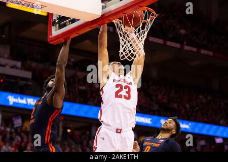 Madison, WI, USA. 8 Jan, 2020. Wisconsin Dachse guard Kobe König #23 Kerben zum Korb gehen während der NCAA Basketball Spiel zwischen den Illinois Fighting Illini und die Wisconsin Badgers in der Kohl Center in Madison, WI. John Fisher/CSM/Alamy leben Nachrichten Stockfoto