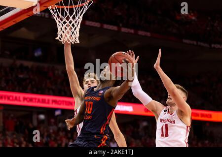 Madison, WI, USA. 8 Jan, 2020. Illinois Fighting Illini guard Andres Feliz Nr. 10 geht oben für einen Schuß während der NCAA Basketball Spiel zwischen den Illinois Fighting Illini und die Wisconsin Badgers in der Kohl Center in Madison, WI. John Fisher/CSM/Alamy leben Nachrichten Stockfoto