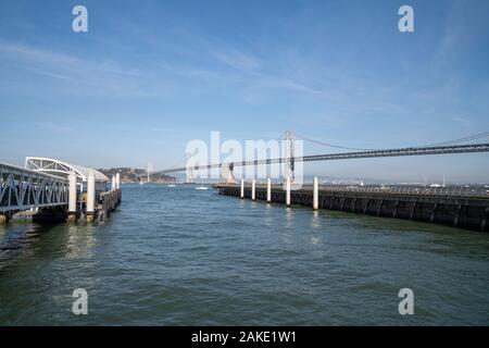 Leere Fähre docking station vor der Bay Bridge in Kalifornien mit Oakland Stockfoto