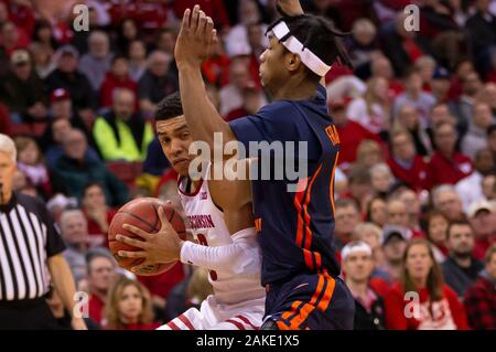 Madison, WI, USA. 8 Jan, 2020. Wisconsin Dachse guard D'Mitrik Trice #0 Laufwerke an den Korb während der NCAA Basketball Spiel zwischen den Illinois Fighting Illini und die Wisconsin Badgers in der Kohl Center in Madison, WI. John Fisher/CSM/Alamy leben Nachrichten Stockfoto