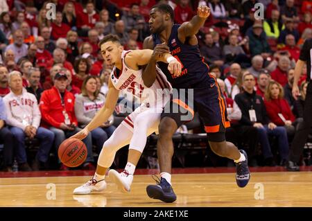 Madison, WI, USA. 8 Jan, 2020. Wisconsin Dachse guard Kobe König #23 ist verschmutzt Fahren zum Korb während der NCAA Basketball Spiel zwischen den Illinois Fighting Illini und die Wisconsin Badgers in der Kohl Center in Madison, WI. John Fisher/CSM/Alamy leben Nachrichten Stockfoto