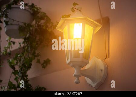 Antike weißen Garten Leuchten mit Solar Batterie. Stockfoto