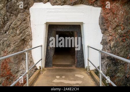 Konkrete Wanderweg in dunklen Tunnel in die Berge führenden Stockfoto