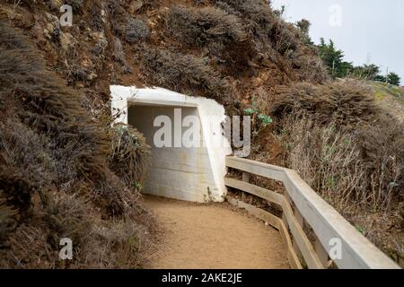 Schmutz Fußweg in weißen Tunnel in den Küstengebieten Steilküste Stockfoto