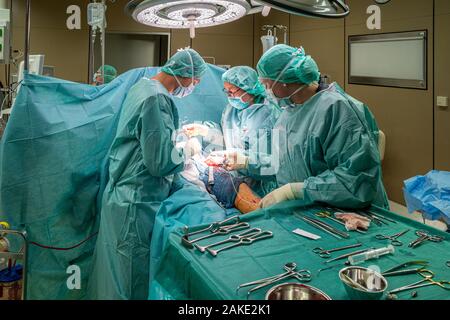 In einem Operationssaal eine vaskuläre Betrieb von zwei Ärzten durchgeführt wird Stockfoto